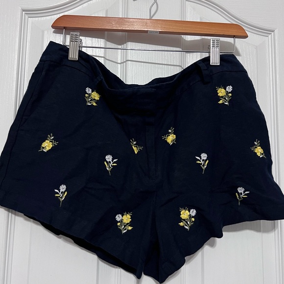 LOFT linen/viscose floral shorts with front and back pockets and belt loops - Picture 1 of 10